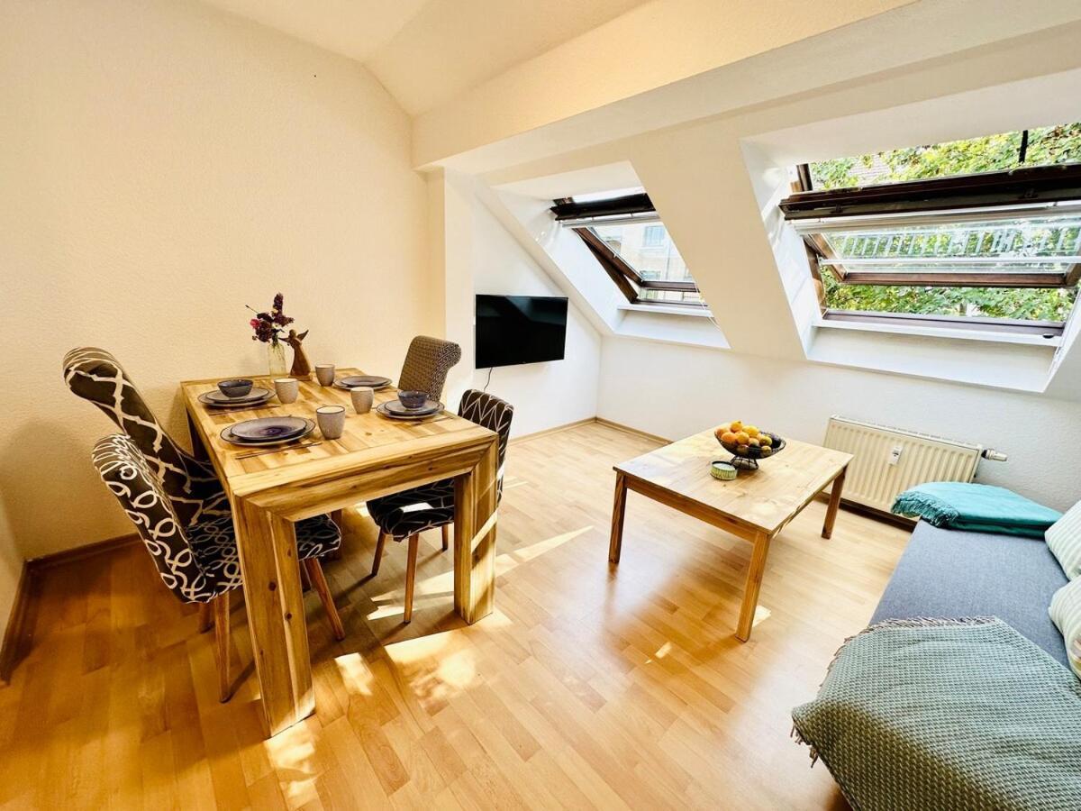 Apartment Fantastische Dachgeschosswohnung In Connewitz - 3 Private Schlafbereiche - Platz Fuer Bis Zu 5 Personen - Tolle Lage Und Oeffentliche Verkehrsmittel Leipzig